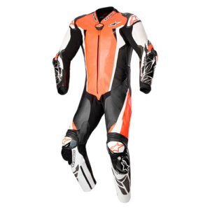 Macacão Alpinestars Racing Absolute V2 Além disso, o macacão incorpora a tecnologia Composite Stretch (A-CS®Tech), que substitui os painéis tradicionais de couro por um material mais leve e flexível, oferecendo melhor respirabilidade e liberdade de movimento. O design do Racing Absolute V2 é altamente pré-curvado, adaptado para a posição de corrida, o que ajuda a melhorar a aerodinâmica e o conforto em velocidades altas.